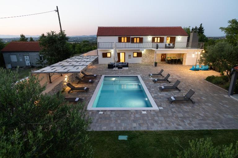 Villa Pietra- Modern rustic poolside oasis - B&B Benkovac