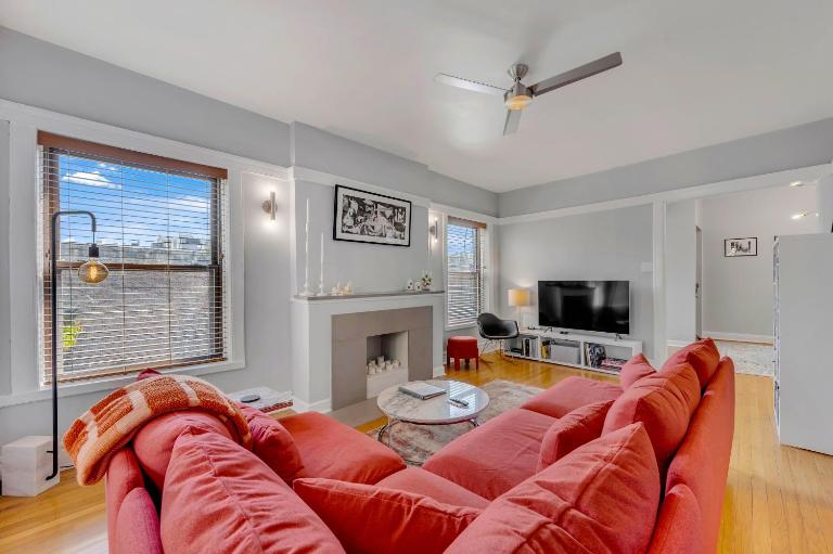 Steps to the Lakefront! This Uptown Beauty is Everything You Need for a Perfect Chicago Getaway condo - B&B Chicago