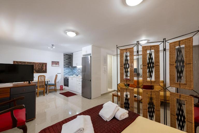 Myrto lower ground floor studio - B&B Kalamata