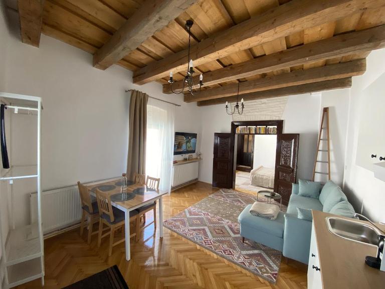 Old Traditional Courtyard House - Bed and Breakfast Braşov