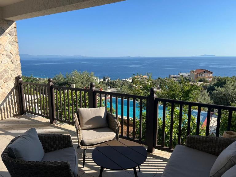 Privat Pool Garden Villa - B&B Gjalicë