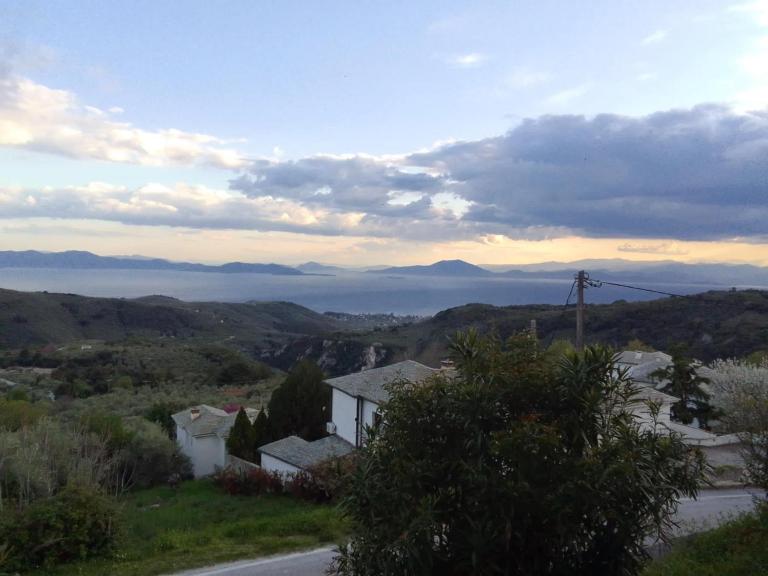 Perky Roses Home, Mountain Meets Sea in Milies, Pelion - Chambres d'hôtes Miléai