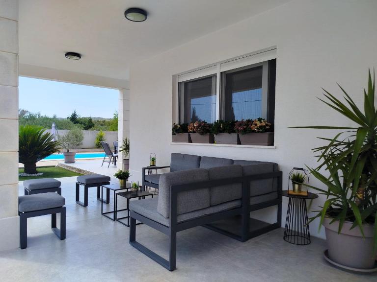 Villa LeChalet on Hvar Island with Private Pool & Peaceful Location - B&B Bogomolje