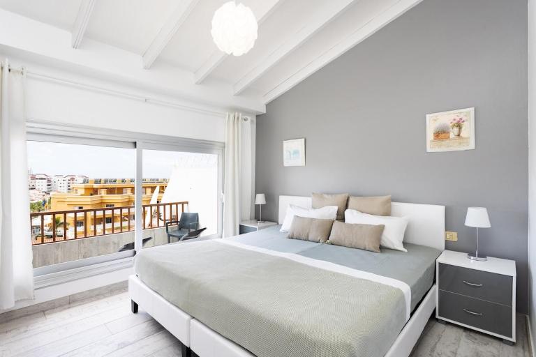 Bright & Elegant Duplex with Terrace and Pool, Just Steps from Puerto Colón - Bed and Breakfast Adeje
