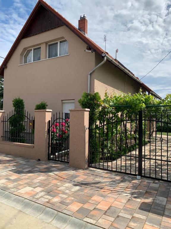 Liliom Apartman - B&B Mezőkövesd