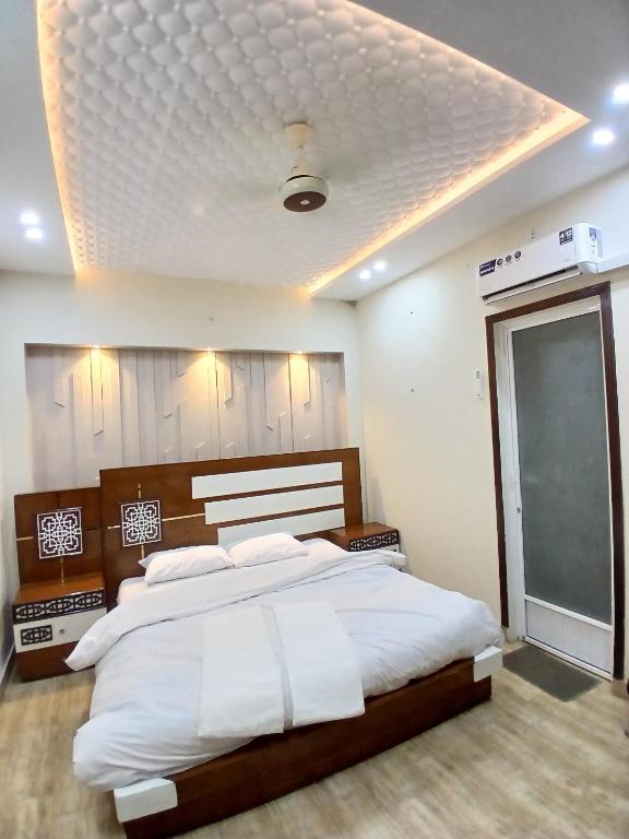 Skylines - ONLY Married Couples & Families - B&B Lahore