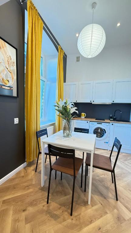 Tuwima Apart Yellow by DreamAp - B&B Lodz