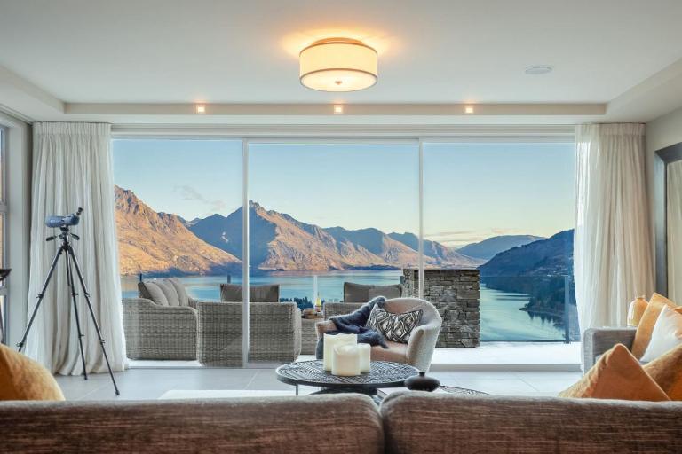 Luxury 3BR Queenstown Retreat with Alpine Views - Bed and Breakfast Queenstown