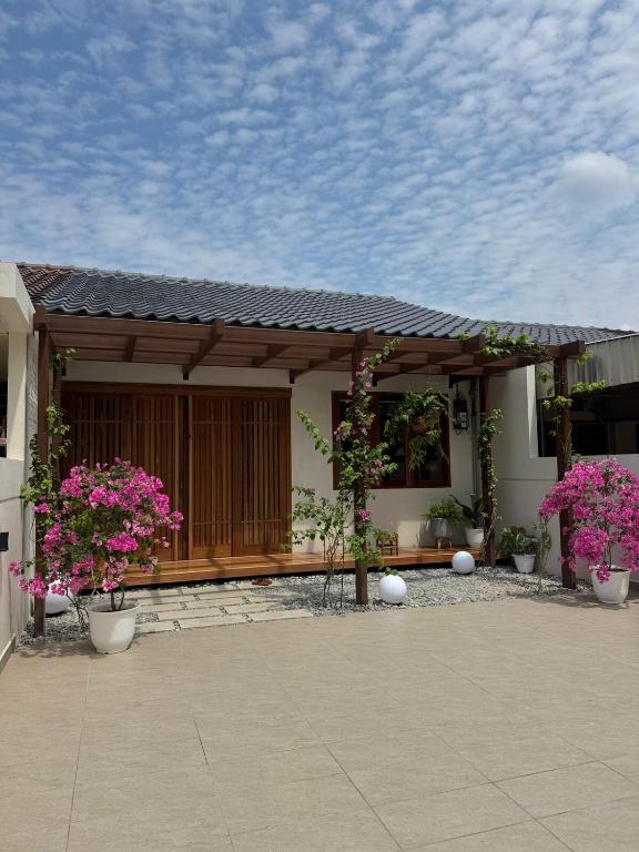 Shinju Villa with Jacuzzi Pool - B&B Jelutong