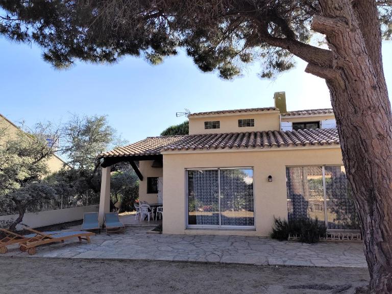 Grande villa, à deux pas de la plage, pinède et du grand Village de Noël - B&B Le Barcarès