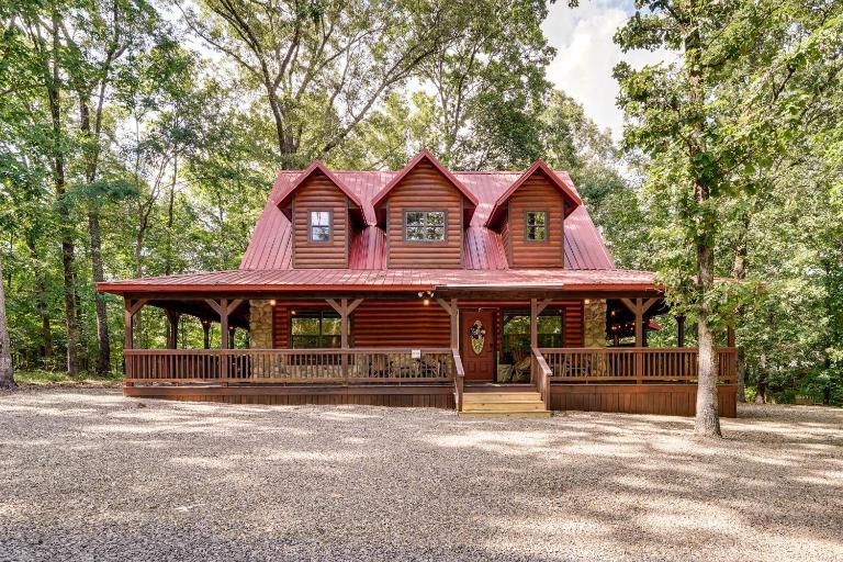 Hot Tub + Game Room: Family Retreat in Broken Bow - B&B Broken Bow