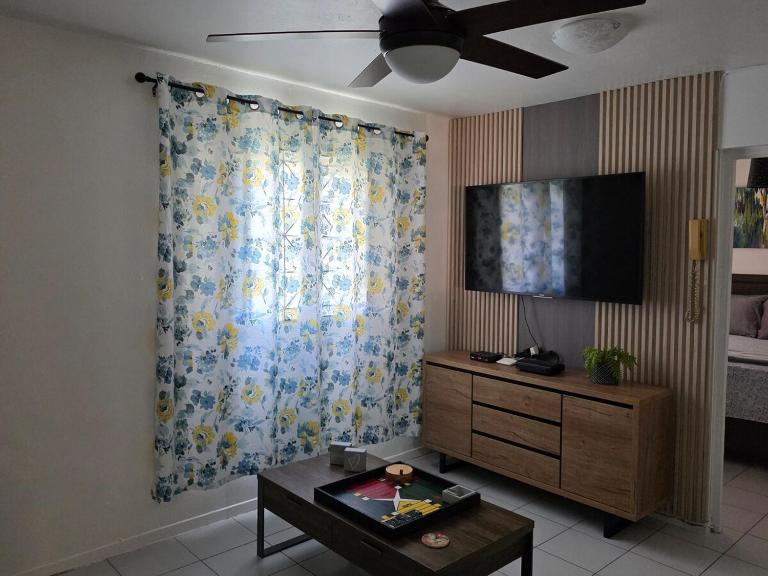 Stylish 2BR Prime Location Gated 24 7 Secure - B&B Kingston