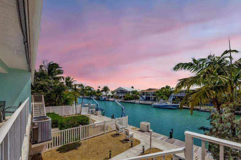 Sunny Waterfront Key Colony 3BR 3BA Villa w Dock - B&B Key Colony Beach