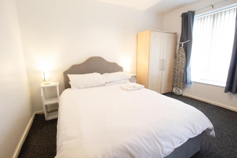 Close to City Centre 3-Bed Townhouse, Sleeps 7, Free Parking, Great Transport Links - B&B Manchester