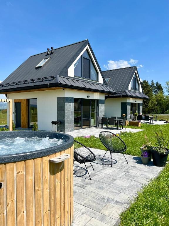Białka i Skałka domki z jacuzzi i widokiem na góry - jacuzzi and mountain view - Bed and Breakfast Białka Tatrzańska