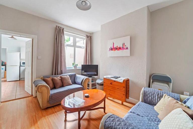 Convenient 4 Bed Homely Retreat in Wolverhampton - B&B Wolverhampton