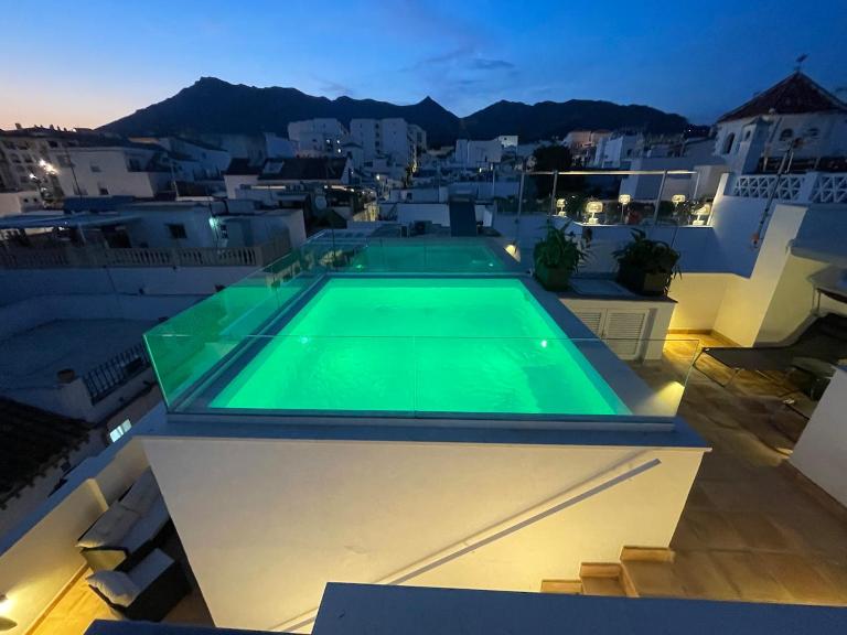 House in the Old Town of Marbella with Private Pool and Free Parking - Chambres d'hôtes Marbella