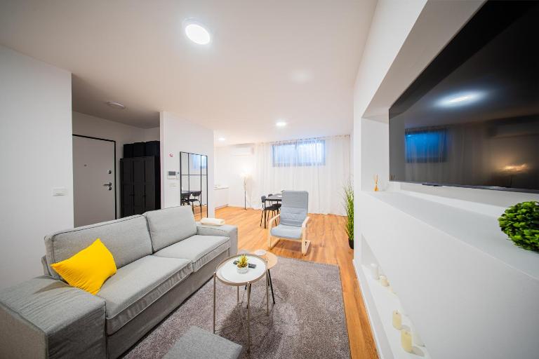 Zagreb 189 - Bedroom - Parking - New - Apartment - Flexible Keybox Entry - Modern - Monthly Rent - WiFi - B&B Zagabria