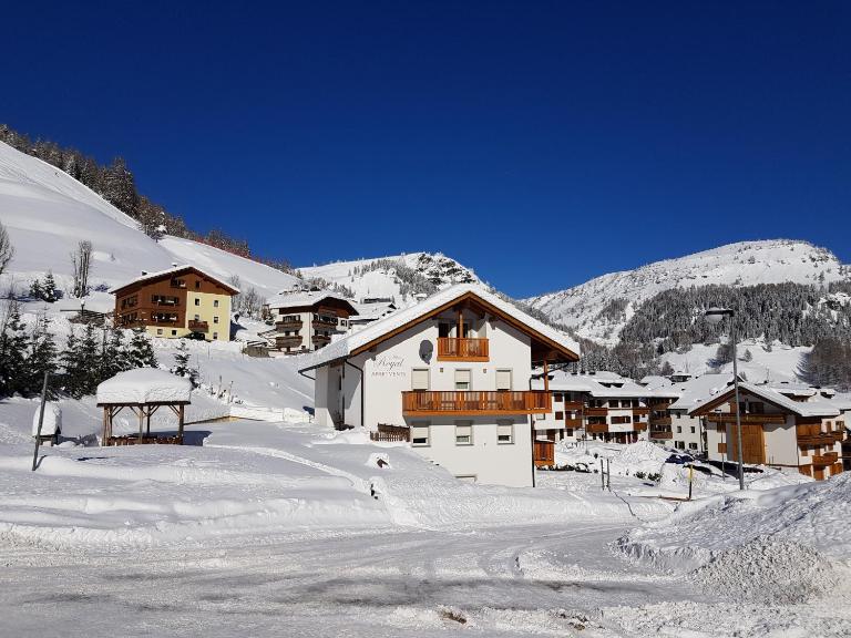 Apartments Alpenroyal Arabba - Check-in at Garni Royal - B&B Arabba