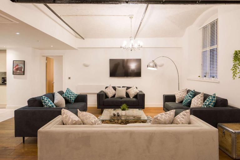 Liverpool Gem, Spacious 2BR Apt, Sleeps 8 - Bed and Breakfast Liverpool