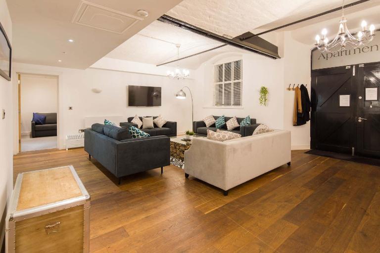 Liverpool Gem, Spacious 2BR Apt, Sleeps 8 - B&B Liverpool