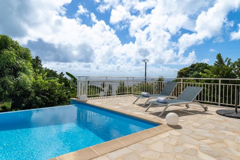 Sweet Villa, piscine, vue panoramique sur la mer, proche plage, Sainte Luce - B&B Sainte-Luce