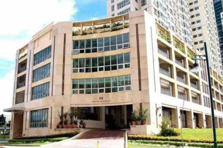 Julias Tropical Oasis Golf Skyline View - B&B Manila