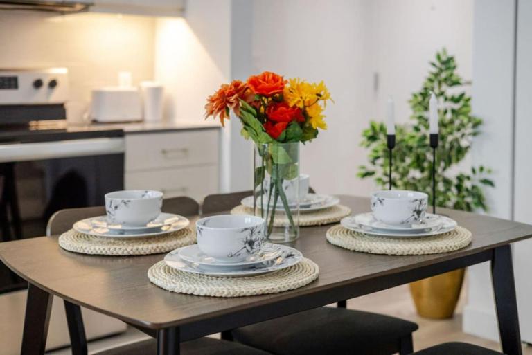 Elegant 1BR Retreat and Chic Stay in Old Port - B&B Montreal