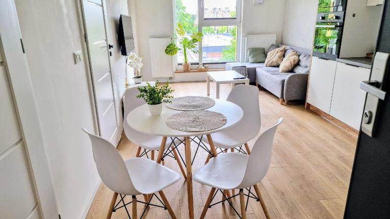 Luxury Apartment with Balcony Ksiezy Mlyn Fuzja - Ferienwohnung Łódź