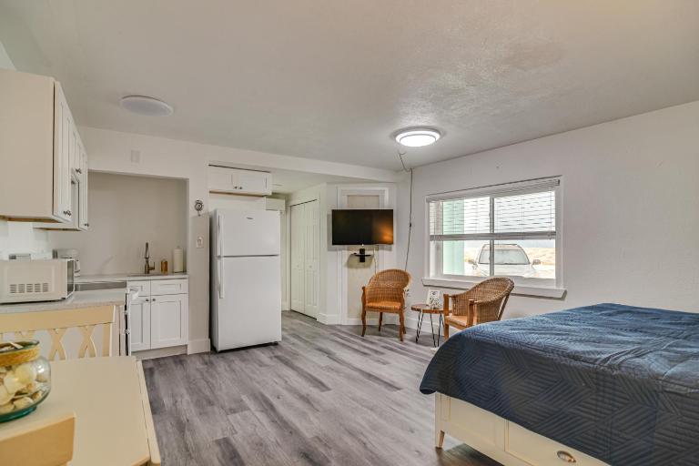 Idyllic Pass-A-Grille Studio - Walk to the Beach! - B&B Saint Pete Beach