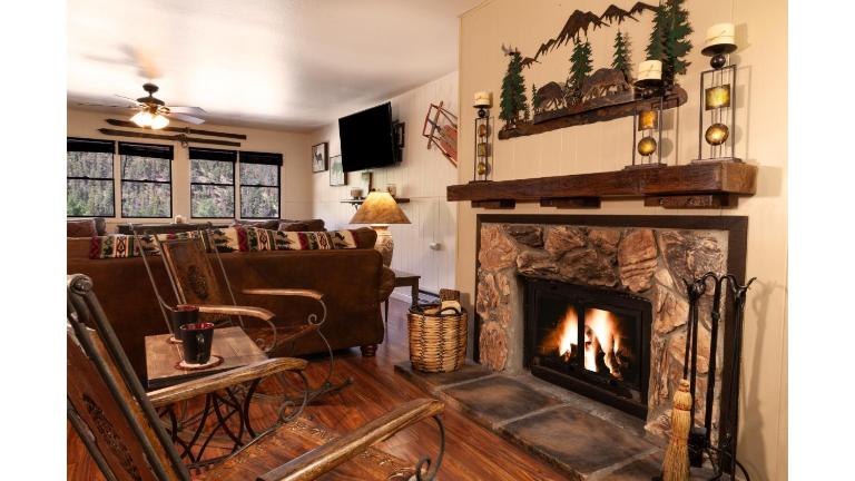 Ski View 09 Southern Comfort - On Main Street - WiFi - Cable - Fireplace - Trailer Parking In Back - Patio with Gas Grill - B&B Red River