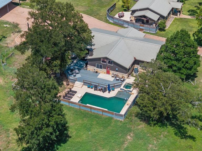 3BR Oasis-Pool-Pickleball-Dog Friendly - B&B Fredericksburg