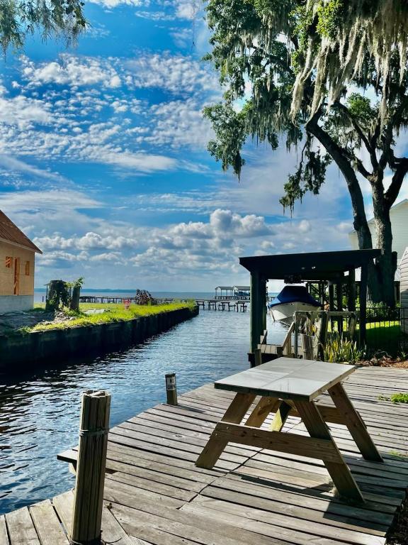 The Sunset Cove - Hot Tub & Waterfront Peace - Chambres d'hôtes Saint Augustine