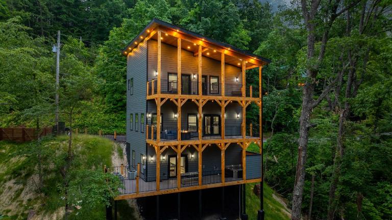 Bearfoot Getaway - New Lux Cabin Hot Tub Pool - Chambres d'hôtes Gatlinburg