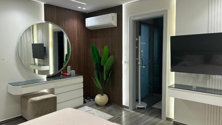 Luxury 1BR Apartment with Stunning View - Chambres d'hôtes Abū Rawwāsh