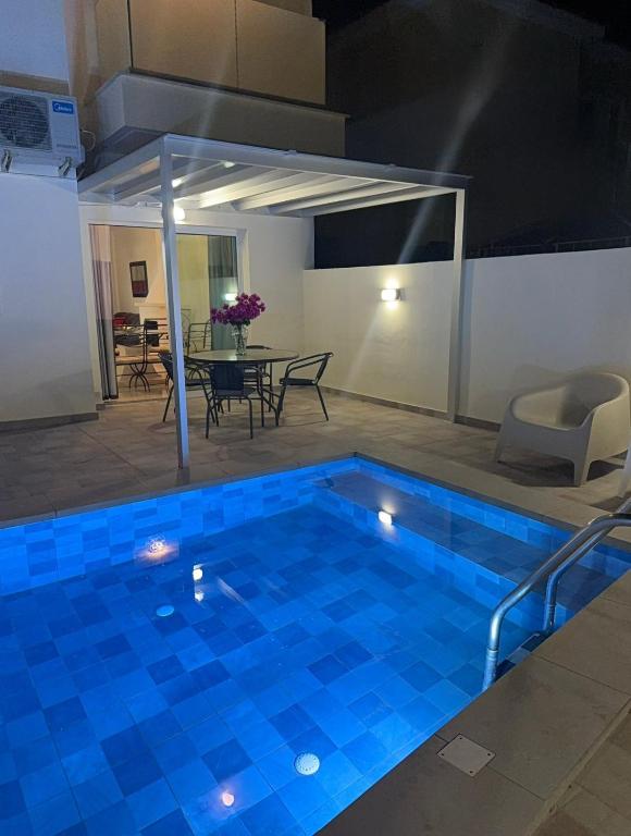 Margarita Luxury 3 Bed & Pool - Bed and Breakfast Derýneia