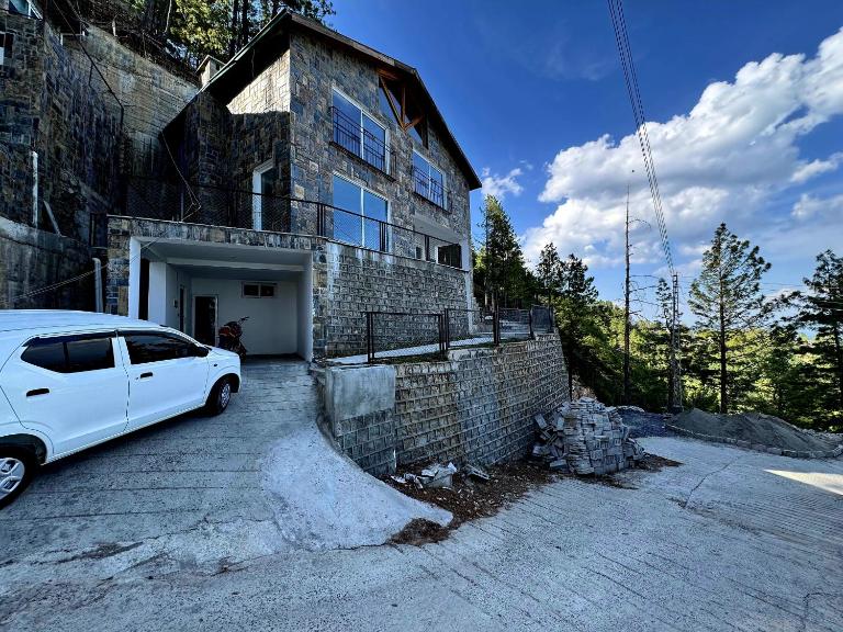 Haven Lodge Khaira Gali by Haven Holiday Homes - 3BR Private Lodge with Patio Balcony Views - Chambres d'hôtes Khiara Gali