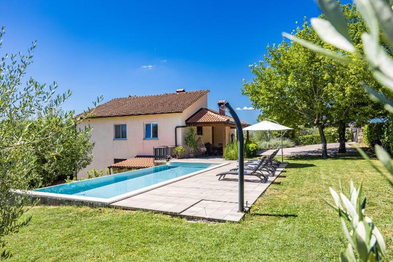 Holiday Home with pool and garden - Chambres d'hôtes Trviž