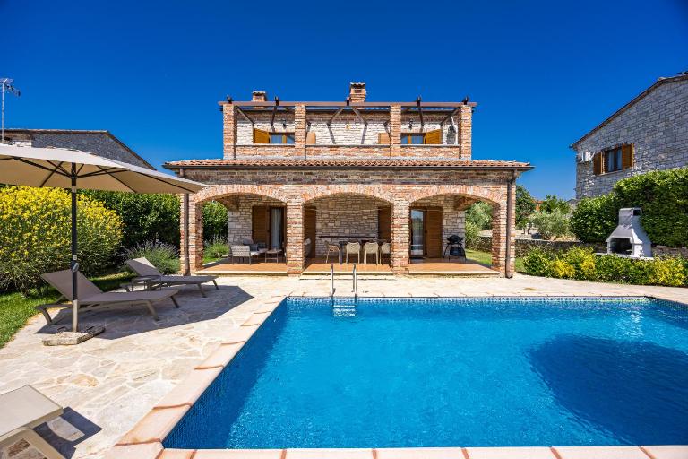 Rustic Villa Lara with pool - B&B Čabrunići