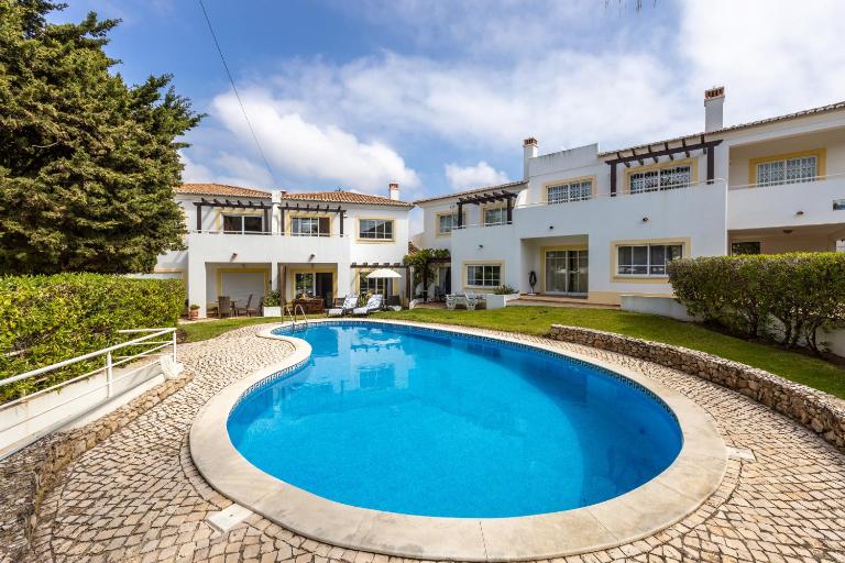 CoolHouses Luz, 3 Bed linked house, shared pool, a stone's throw of the sea, Casa Sirrah - B&B Senhora da Luz