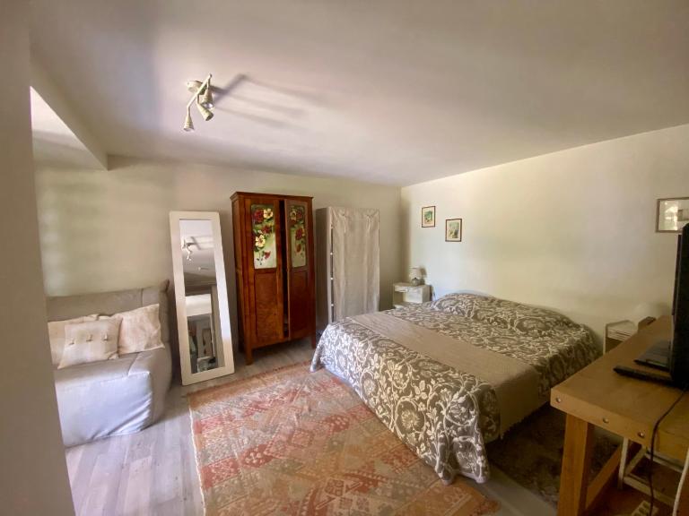 Charmant F1 avec terrasse et vue sur jardin arboré - fraicheur naturelle du rez de jardin - parking - Chambres d'hôtes Bellerive-sur-Allier