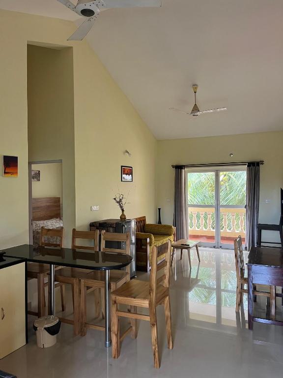 Varca Beach 2BHK App with Swimming Pool - Ferienwohnung Telaulim