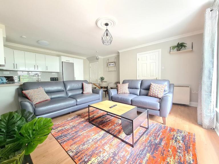 Large 5 bedroom, Galway city Centre - B&B Galway