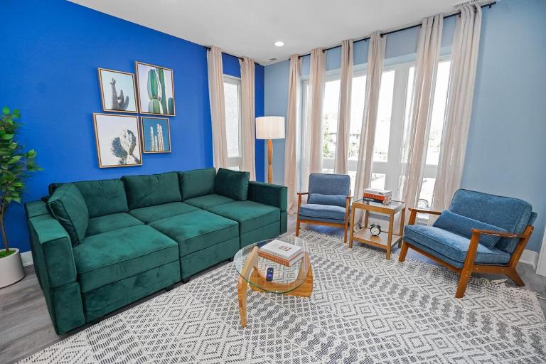 Spacious 3BR Home Near Chicago Downtown, University of Illinois Chicago & Medical District - B&B Chicago
