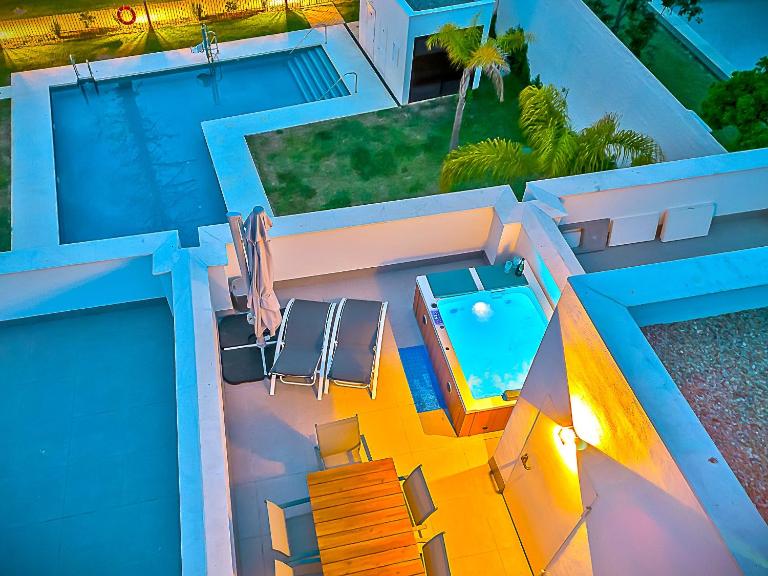 Jacuzzi & Pool House w Rooftop Terrace, Garden BBQ - Bed and Breakfast El Puerto de Santa María