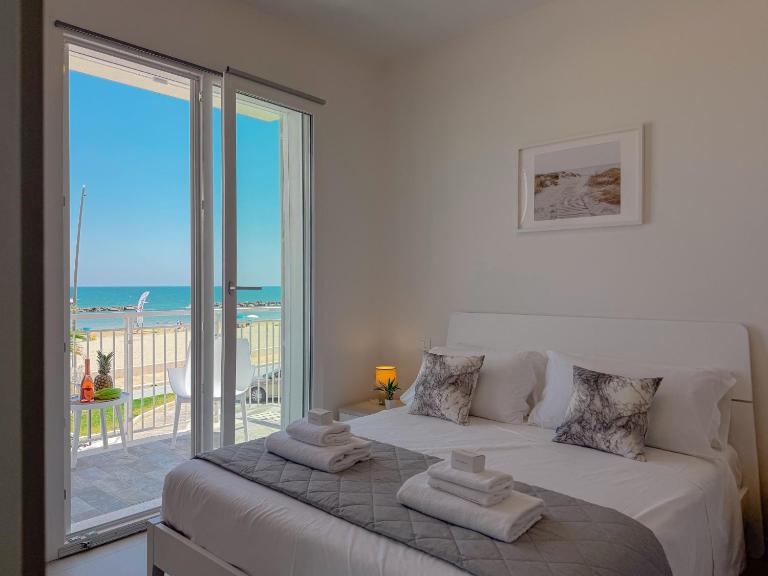 Beachfront with AC & Private Parking by HostHero - Ferienwohnung Civitanova Marche