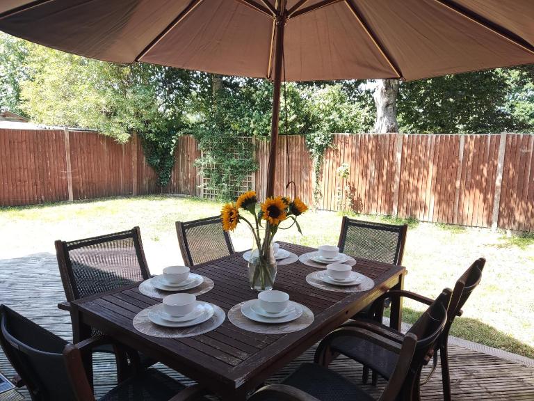 3 Bedroom house, Garden, PARKING 3 cars, Wi-fi, Smart TV, STAY For Work, close to the Beach, Shops, Hospital, Airport - B&B Bournemouth