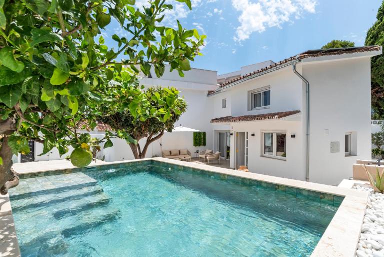 Benalmadena Beach Villa-Luxe new 5BR heated pool & BBQ kitchen at prime location near Puerto Marina & Beach - Ferienwohnung Benalmádena