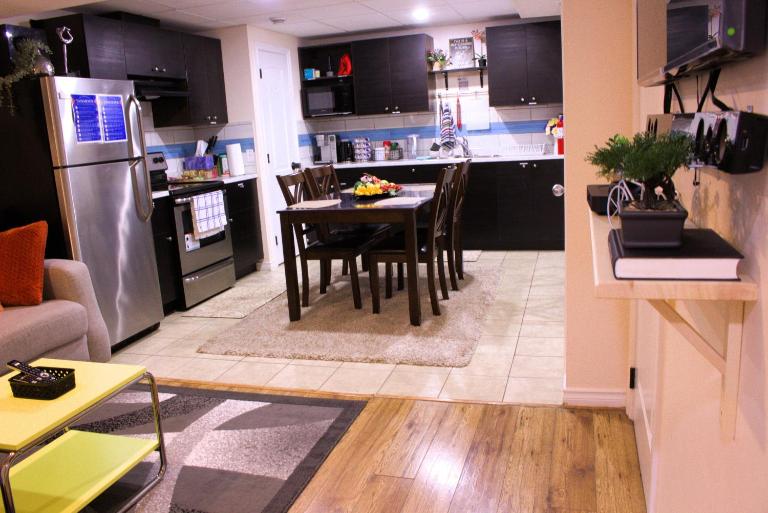 Entire suite Queen BRM Big Window Prvt Entry Patio - Bed and Breakfast Edmonton