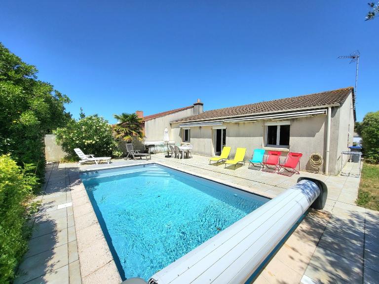 AGREABLE MAISON 2 CHAMBRES AVEC PISICINE ET STATIONNEMENT DANS UN QUARTIER CALME - FR-1-92-947 - Bed and Breakfast Les Sables-d'Olonne